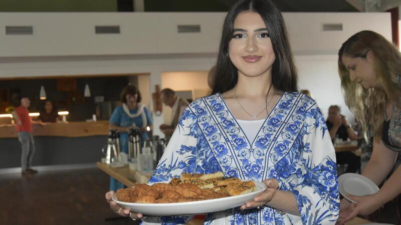 Die 16-jährige Sana Malekzai präsentiert typische afghanische Süßigkeiten, die auf der Veranstaltung serviert wurden.