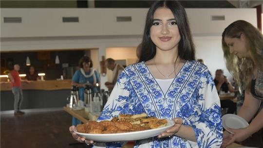 Die 16-jährige Sana Malekzai präsentiert typische afghanische Süßigkeiten, die auf der Veranstaltung serviert wurden.