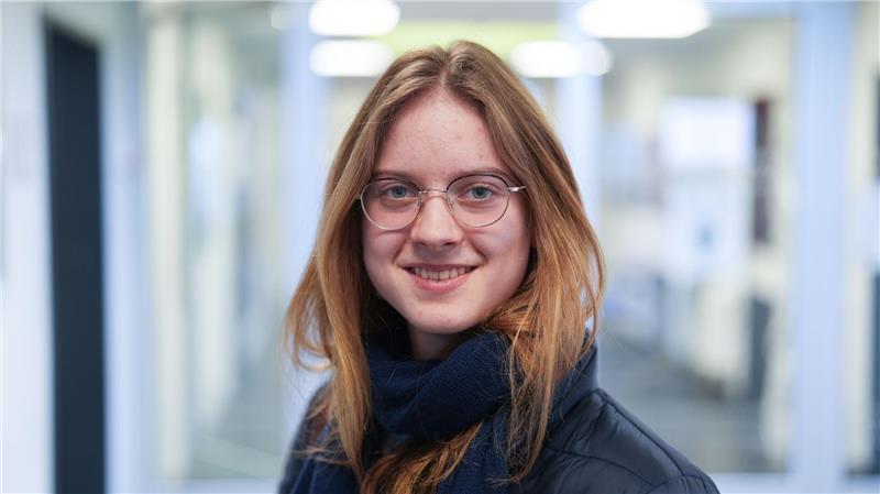 Goethe-Gymnasium setzt seit Jahren auf striktes Handyverbot Die 16-jährige Schülervertreterin Leonie Bollmann hält von einem generellen Social-Media-Verbot für Minderjährige nichts, jüngere Schülerinnen und Schüler sollten aber schon Restriktionen auferlegt werden.