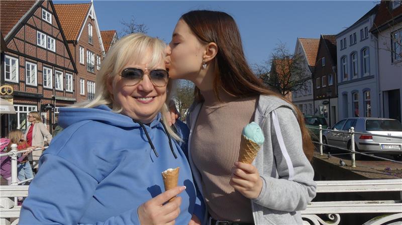 Die 16-jährige Sofiia und ihre Mutter Nataliia Vanoski haben sich für einen Spaziergang mit Eis in Buxtehude entschieden.