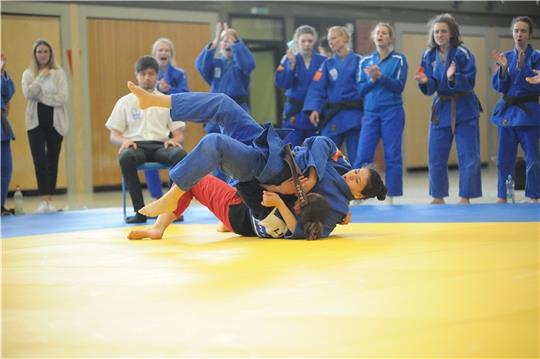 Die 17-jährige Zyna Schreiber (in blau) besiegt Elisabeth Pilz vom JSV Rammenau nach etwas mehr als einer Minute. Sie gewinnt den Kampf mit Ippon. Foto: Berlin