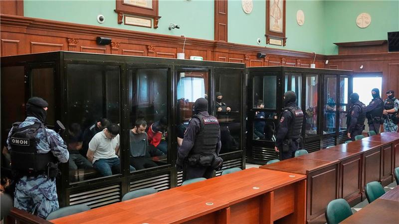 Terror in Moskau mit über 140 Toten - Prozess beginnt Die 19 Angeklagten saßen schwer bewacht in gläsernen Käfigen.