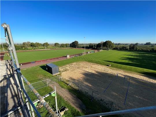 Die 1951 errichtete Grundschule am Westerminnerweg in Jork wird nach den Sommerferien 2026 nicht mehr benötigt, oberhalb des Sportplatzes in Jork soll für 28 Millionen Euro eine neue Schule errichtet werden. Im nächsten Jahr soll die Laufba