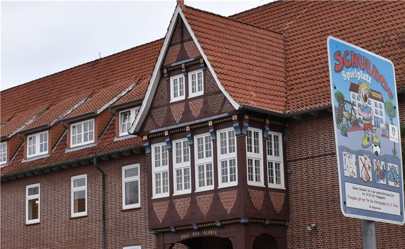Die 1951 errichtete Grundschule am Westerminnerweg in Jork ist ab 2025/2026 Geschichte. Foto Vasel