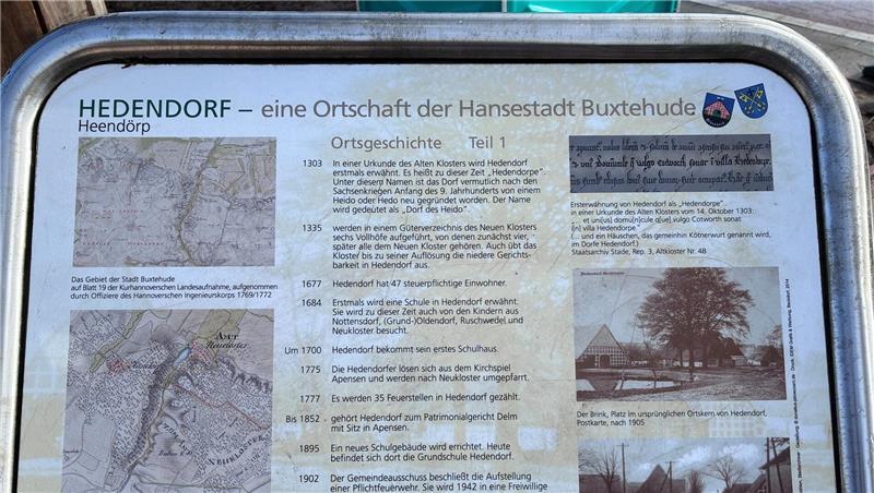 Savoir-vivre auf der Geest: Brinkplatz in Hedendorf wird zur Boulebahn Die 20 Jahre alten Hinweistafeln zur Ortsgeschichte von Hedendorf werden wiederverwendet.