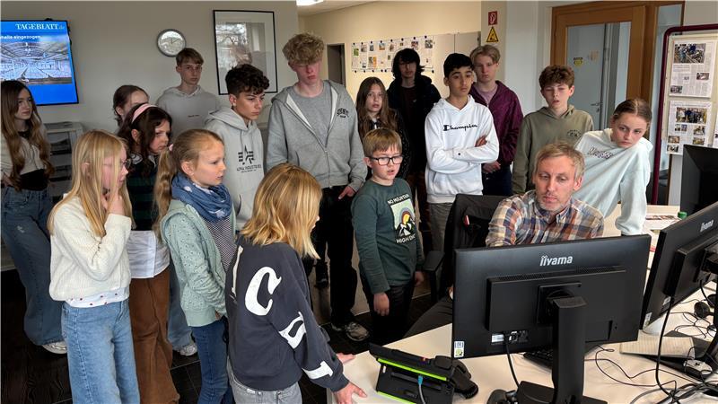 Die 20 Nachwuchs-Reporter aus dem gesamten Landkreis schreiben am Newsdesk gemeinsam mit Online-Redakteur Tim Parge an ihrem Artikel.