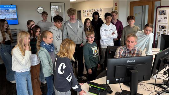 Die 20 Nachwuchsreporter aus dem gesamten Landkreis schreiben am Newsdesk gemeinsam mit Online-Redakteur Tim Parge an ihrem Artikel.