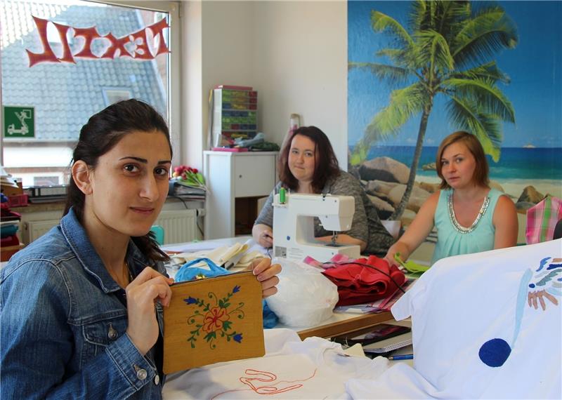 Die 22-jährige Nourjan, die 19-jährige Lena und die 22-jährige Lena (von links) an ihrem Arbeitstisch in der Textilwerkstatt. Foto Richter