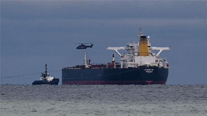 Die 24 Besatzungsmitglieder des Tankers „Eventin“ werden nach Angaben des Wasserstraßen- und Schifffahrtsamts Ostsee versorgt.