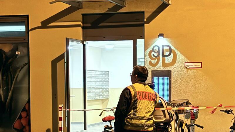 Tödliche Messerangriffe auf Frauen in Berlin Die 28-Jährige wurde mit lebensgefährlichen Verletzungen im Hausflur gefunden.