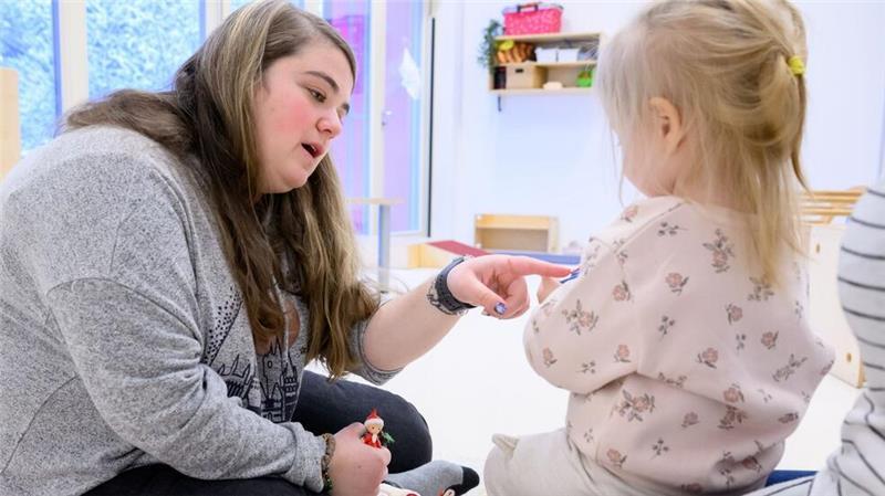 Krähenwinkel statt Barcelona - als Erzieherin in Deutschland Die 29-jährige Spanierin hat die Kleinkinder während der Eingewöhnungsphase in der Kita kennengelernt.