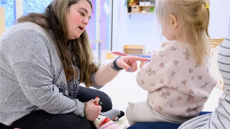 Personalnot in Kitas: Hilfe von Erzieherinnen aus Spanien Die 29-jährige Spanierin hat die Kleinkinder während der Eingewöhnungsphase in der Kita kennengelernt.
