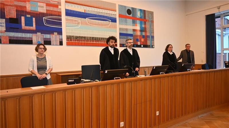 Die 3. Große Strafkammer am Landgericht Stade unter dem Vorsitz von Richter Marc-Sebastian Hase (Mitte) sprach am Mittwoch das Urteil im Prozess um den Toten vom Bahnhof.