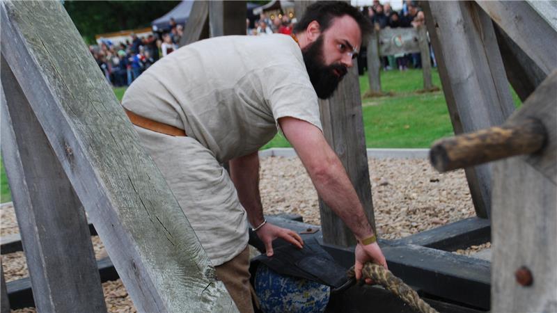 Mittelalterliche Wurfmaschine fasziniert tausende Besucher Die 30 Kilogramm schwere Kugel wird platziert.
