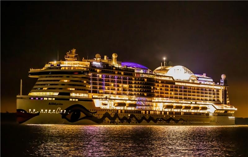 Auf diesem Schiff kann man auf hoher See Schlittschuh laufen Die 300 Meter lange Aidaprima startet in den nächsten Monaten ihre Reisen ab Hamburg. Foto: Löffler