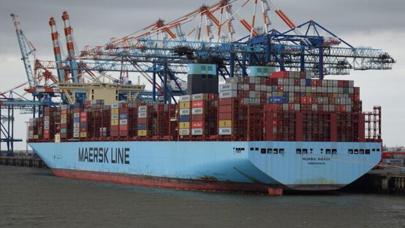 Containerschiff muss in Elbe notankern: Droht eine Krise wie im Suez-Kanal 2021? Die 399 Meter lange "Mumbai Maersk" lief im Februar 2022 vor Wangerooge auf Grund. Im MSZ in Cuxhaven trafen sich damals das Havariekommando und die anderen sechs Bundes- und Landesbehörden, um das Problem schnell zu lösen.