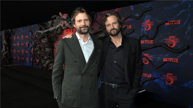 Die 41 Jahre alten Zwillingsbrüder Matt (links) und Ross Duffer sind die Schöpfer der Netflix-Kultserie „Stranger Things“. (Archivbild)