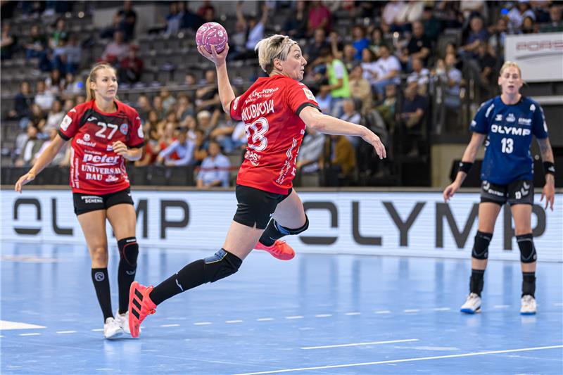 Die 41-jährige Lydia Jakubisová, sechsmalige deutsche Meisterin, läuft für den THC II auf. Foto: dpa