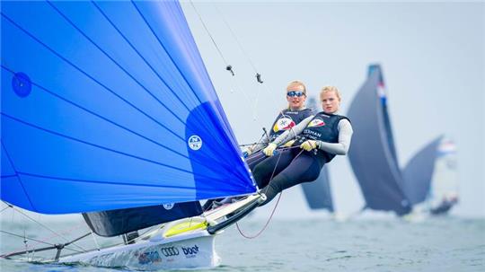 Die 49erFX-Seglerinnen Marla Bergmann und Hanna Wille während der Kieler Woche.
