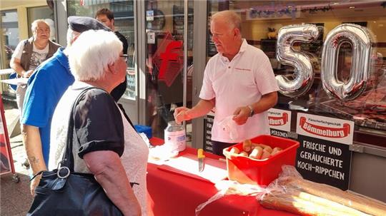 Die 50 Meter lange Fleischwurst der Stader Traditionsfleischerei Bömmelburg wurde für den guten Zweck verkauft.