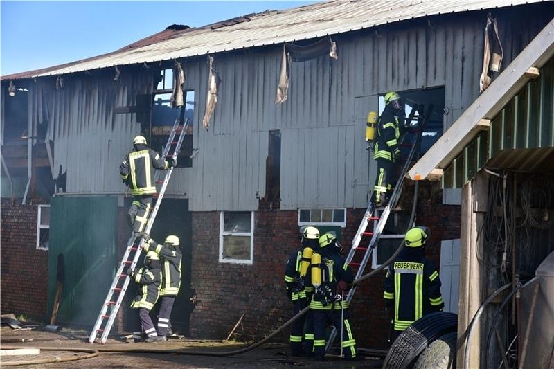 Die 50 mal 20 Meter große Scheune war nicht mehr zu retten, die Löscharbeiten gestalteten sich schwierig. Die Feuerwehr war viele Stunden vor Ort. Foto: Beneke