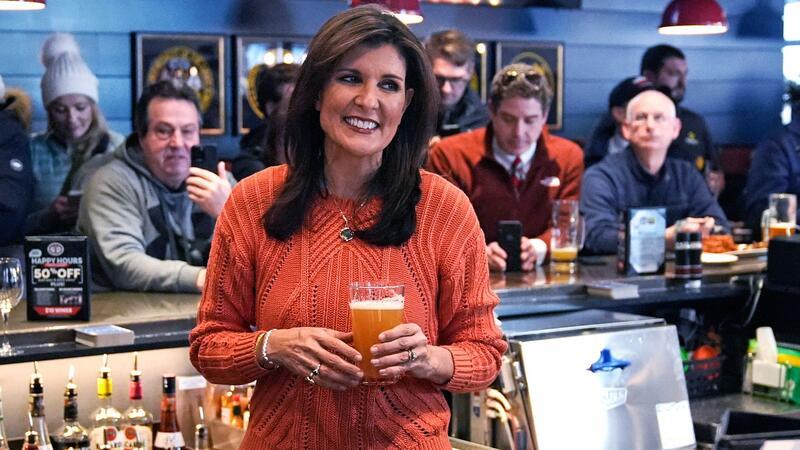 Trump-Haley-Duell in New Hampshire Die 52-jährige Nikki Haley, die als Diplomatin einst Trumps Außenpolitik auf internationaler Bühne zu vertreten hatte, hat aufgeholt und erhofft sich ein starkes Ergebnis.