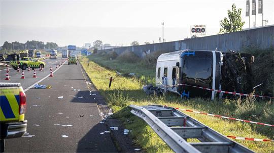 Die 54 Schülerinnen und Schüler sowie 4 Lehrkräfte waren nach Angaben der Schule auf dem Weg nach Paris. 