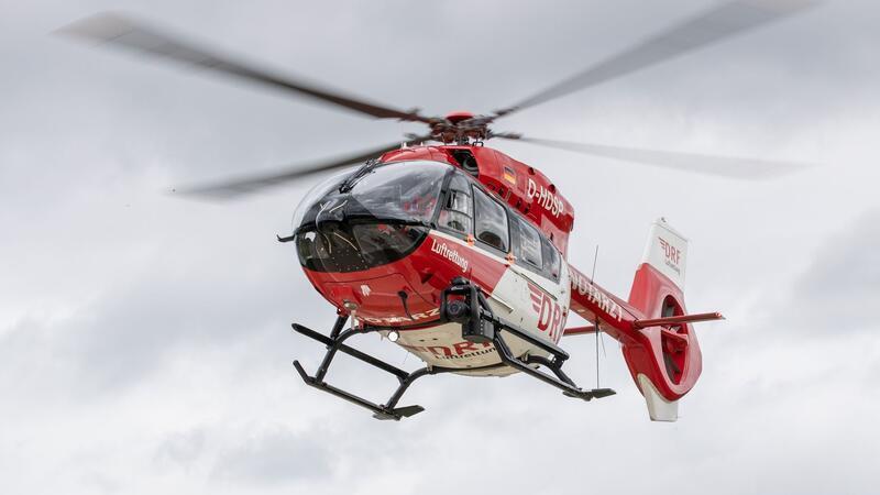 Die 55-Jährige wurde mit einem Rettungshubschrauber in ein nahezulegendes Krankenhaus gebracht. (Symbolbild)