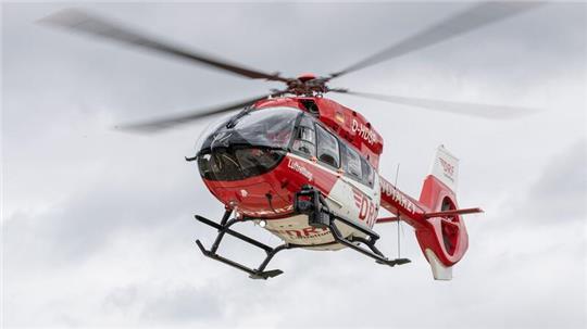 Die 55-Jährige wurde mit einem Rettungshubschrauber in ein nahezulegendes Krankenhaus gebracht. (Symbolbild)