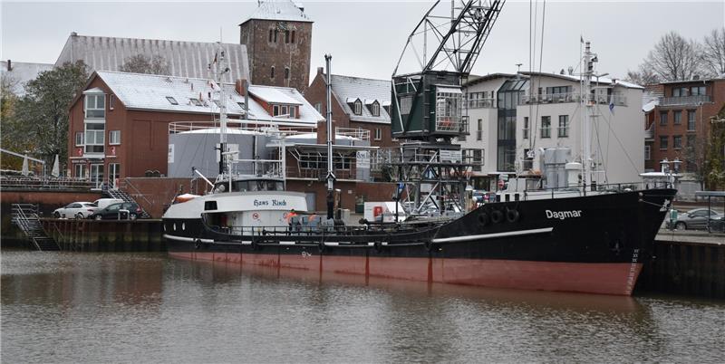 Die 55 Meter lange und sieben Meter breite „Dagmar“ liegt am Ende des Hafenbeckens in Stade . Fotos von Borstel