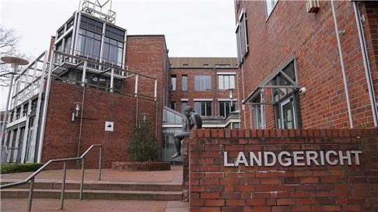 Die 6. große Strafkammer hat laut des Gerichts nun die Anklage zugelassen. (Symbolbild)