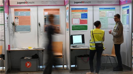 Die 60. Ausgabe des Bundeswettbewerbs von „Jugend forscht“ zieht Jungforscher aus ganz Deutschland nach Hamburg. 