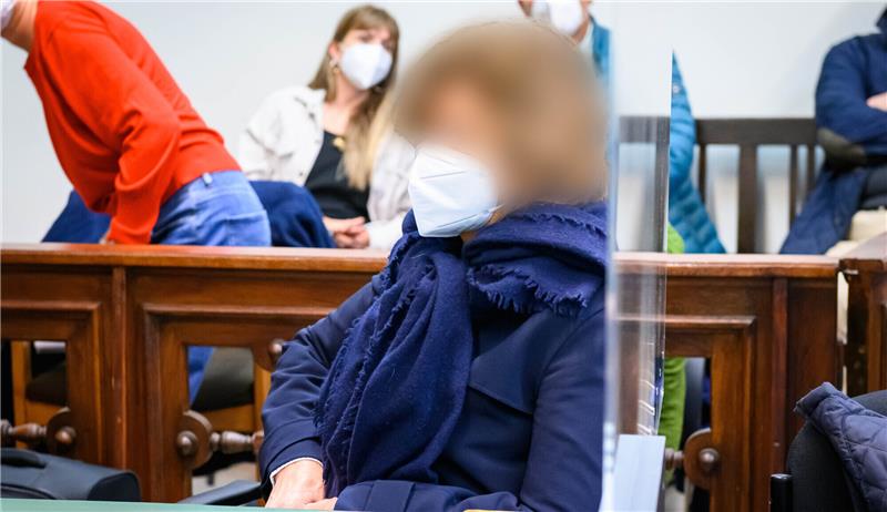 60-Jährige soll ihren pflegebedürftigen Geliebten entführt haben Die 60-Jährige Angeklagte (M) sitzt vor Beginn der Verhandlung im Gerichtssaal. Prozessauftakt wegen Freiheitsberaubung gegen eine 60-Jährige, die mit Komplizen ihren pflegebedürftigen Geliebten entführt haben soll. Foto: Jonas Walzberg/dpa