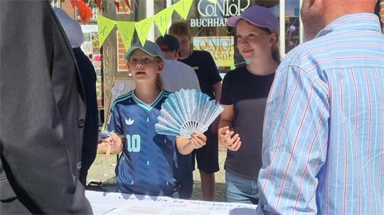 Die 6c der IGS Stade kam mit Passanten in der Hökerstraße ins Gespräch. Auch Lokalpolitiker wie Sebastian Klinge (CDU) und Kai Koeser (SPD) hörten den Kindern zu.
