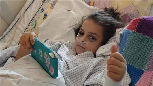 Die 7-jährige Melody aus Brake hat Leukämie. Sie liegt derzeit auf der Intensivstation in einem Hamburger Krankenhaus und bekommt dort eine Chemotherapie. Die Spenden kommen der Familie zugute, damit sie Zeit findet, sich um ihre Tochter zu kümmern.