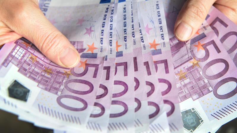 Die 71-Jährige übergab die 20.000 Euro in aller Öffentlichkeit in Rotenburg.