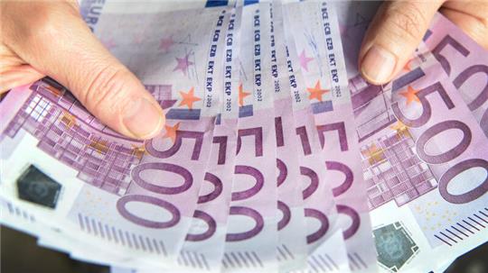 Die 71-Jährige übergab die 20.000 Euro in aller Öffentlichkeit in Rotenburg.