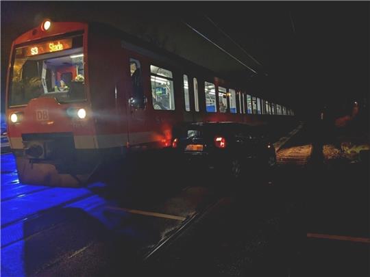 Die 73 Jahre alte Buxtehuderin war im Februar dieses Jahres am Bahnübergang „Grüner Wald“ in Heitmannshausen zu früh abgebogen und ins Gleisbett gefahren. Archivfoto: Polizei