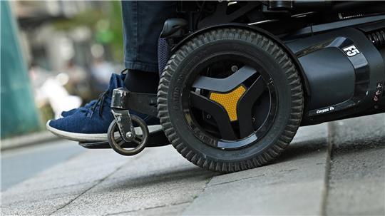Die 74-Jährige war auf dem Gehweg in einem Elektrorollstuhl unterwegs. (Symbolbild)