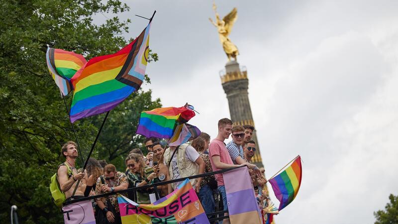 Glitzer, Regenbogen und politische Forderungen beim CSD Die 75 Wagen und Dutzende Fußgruppen, die sich zu Lady Gagas „Born this way“ in Bewegung gesetzt hatten, zogen bis zur Siegessäule.