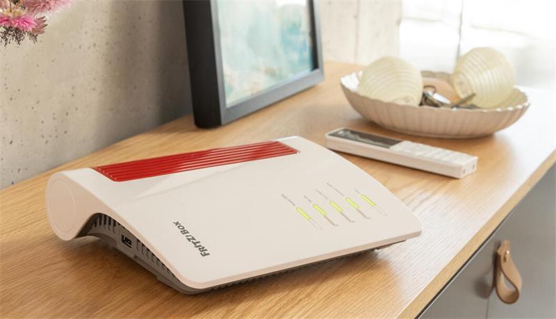 Die 7690 macht den Anfang: FritzOS 8.50 liefert neue Smart-Home-Routinen und zusätzliche Schutzfunktionen per DNS-Filterlisten.