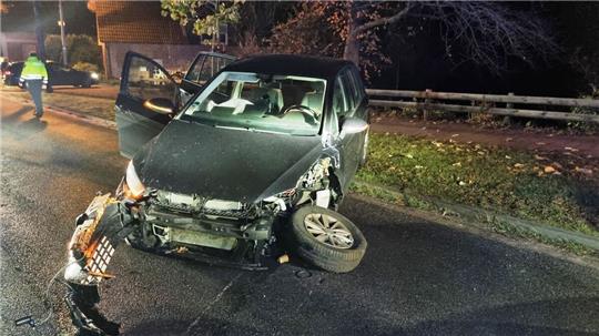 Die 77-jährige Fahrerin des VW Golf prallte heftig auf der linken Seite gegen einen Baum. Sie wurde schwer verletzt in das Elbe Klinikum nach Stade gefahren. Foto: Lange