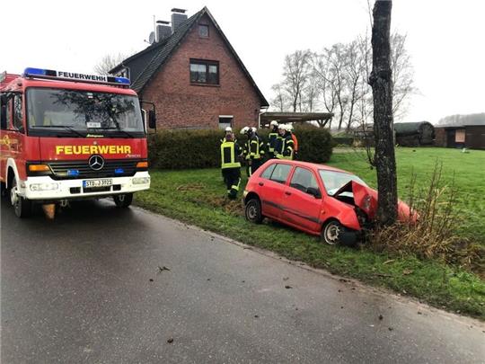 Die 83-Jährige aus Hamburg wurde in ihrem Wagen eingeklemmt und musste von der Feuerwehr befreit werden. Foto: Feuerwehr Nordkehdingen
