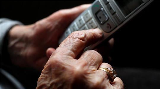 Die 85-Jährige in Stade telefonierte mit einem der Betrüger, als ein zweiter Mann Geld und Schmuck abholte.