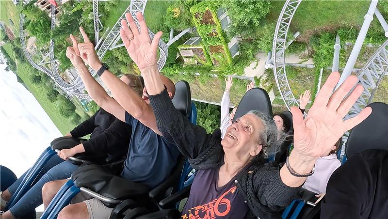 Die 85-jährige Ursel Dees fährt mit der Achterbahn Karacho einen Looping. Nach Angaben des Erlebnisparks Tripsdrill entdeckte die 85-Jährige vor mehr als 13 Jahren, dass Achterbahnfahren für sie die richtige Therapie für ihre Rückenprobleme ist. Zu dieser „Schnapszahl-Fahrt“ erhält die sogenannte Karacho-Oma eine Dauerkarte vom Freizeitpark.