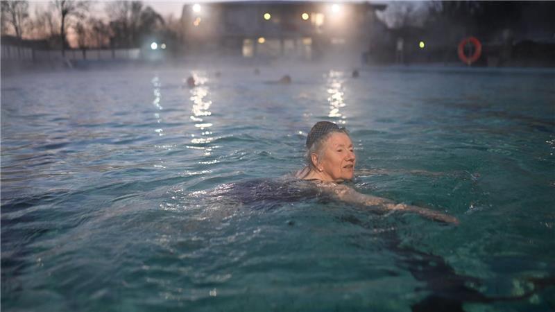 Die 86 jährige Helga B. aus Weener genießt das frühe Schwimmen zum Saisonstart im Friesenbad. Das Friesenbad in Weener ist wegen der Fernwärme-Versorgung klassischerweise eines der ersten Freibäder, die in Niedersachsen öffnen.