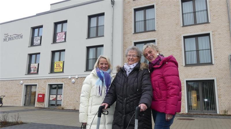 Die 89-jährige Inge Josten (Mitte) freut sich, endlich im Haus Momentum einziehen zu können. Ihre Töchter Heike Schloos (links) und Silke Baumgarth haben schon zur Einweihung die Koffer mitgebracht.