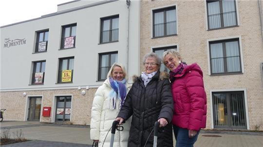 Die 89-jährige Inge Josten (Mitte) freut sich, endlich im Haus Momentum einziehen zu können. Ihre Töchter Heike Schloos (links) und Silke Baumgarth haben schon zur Einweihung die Koffer mitgebracht.