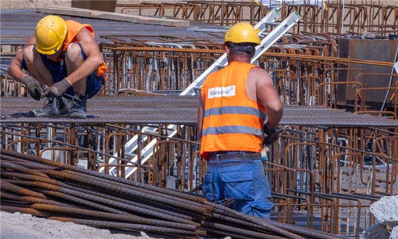 Die 890.000 Beschäftigten des deutschen Bauhauptgewerbes erhalten eine Inflationsausgleichsprämie von 1000 Euro. Foto: dpa-Bildfunk