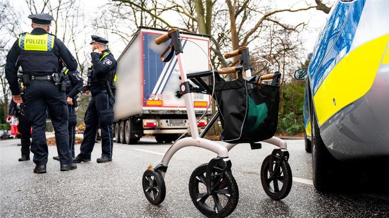 Tragödie in Hamburg: 97-Jährige von Lkw überrollt – tot Die 97-Jährige starb wenig später im Krankenhaus.